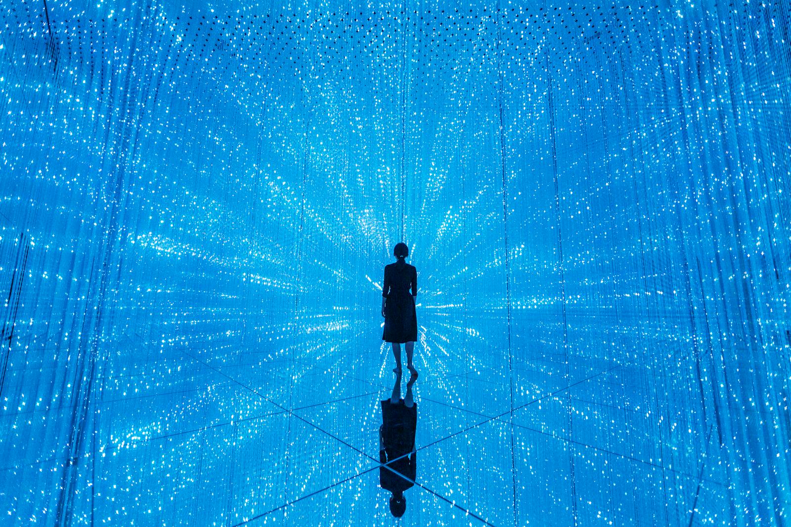 Einsame Silhouette in der immersiven Installation von teamLab Planets