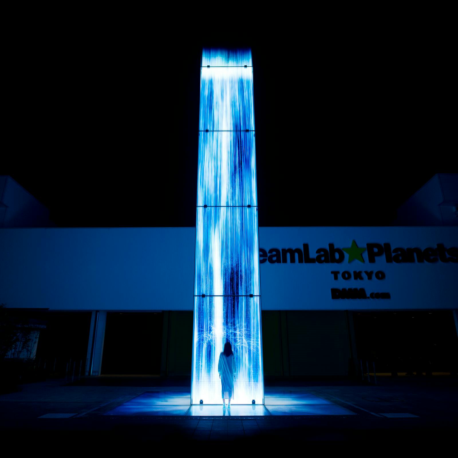 Silhouette vor der Lichtinstallation von teamLab Planets