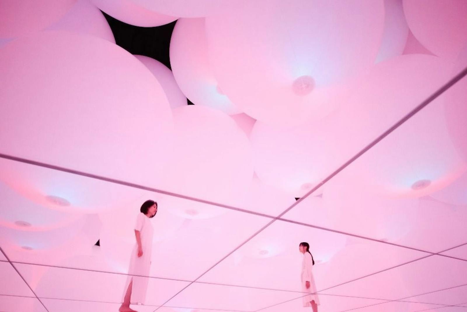 Vieraita teamLab Planetsin upottavassa asennuksessa