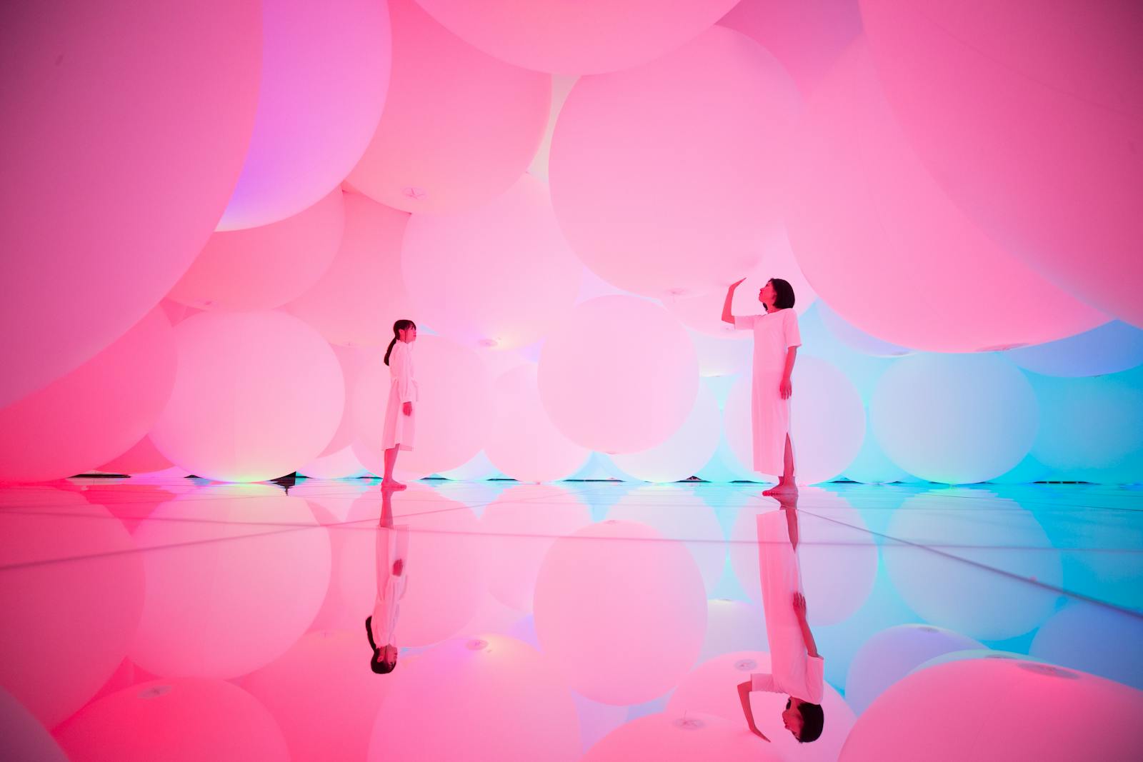 Twee silhouetten in de immersive installatie van teamLab Planets