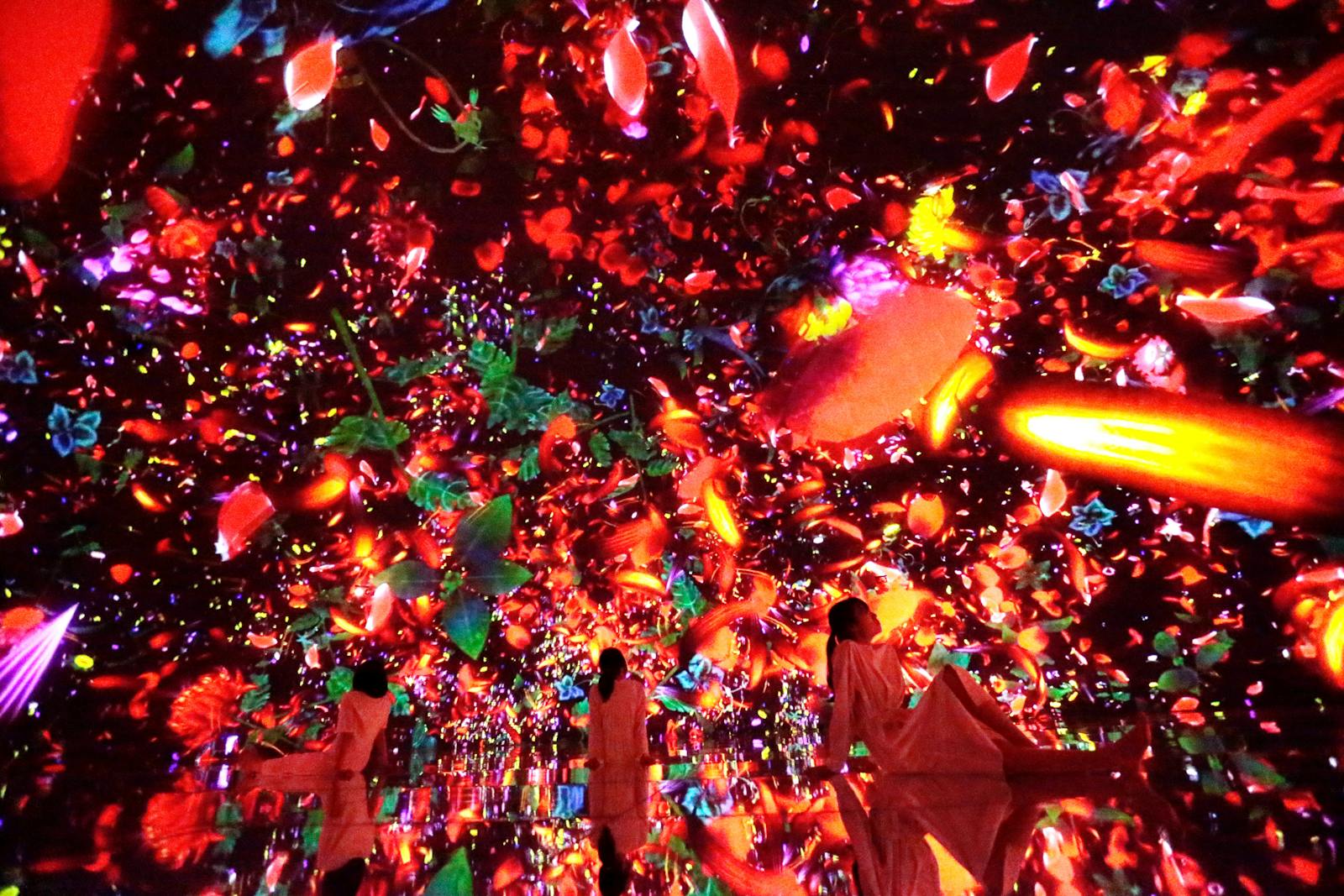 Odwiedzający w świetlnej grocie teamLab Planets