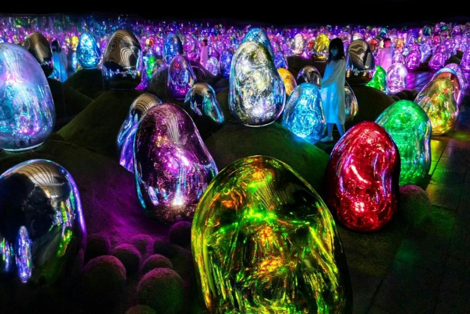 Pole świecących i metalicznych jaj w teamLab Planets