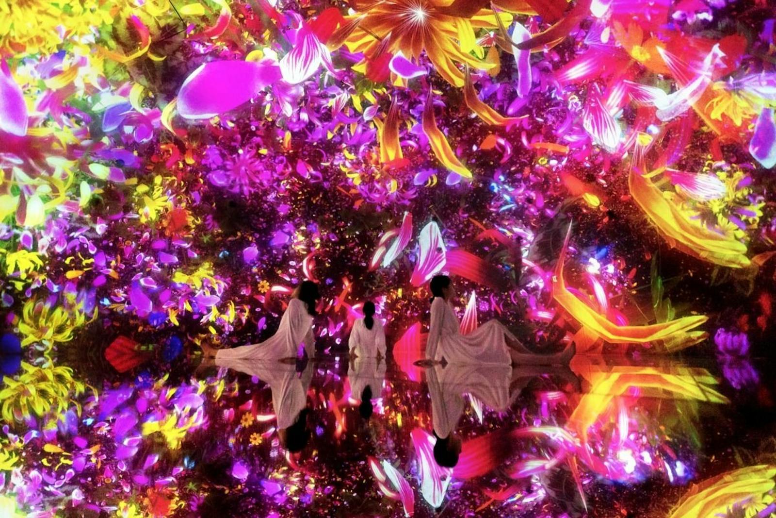 Visitantes na instalação imersiva do teamLab Planets