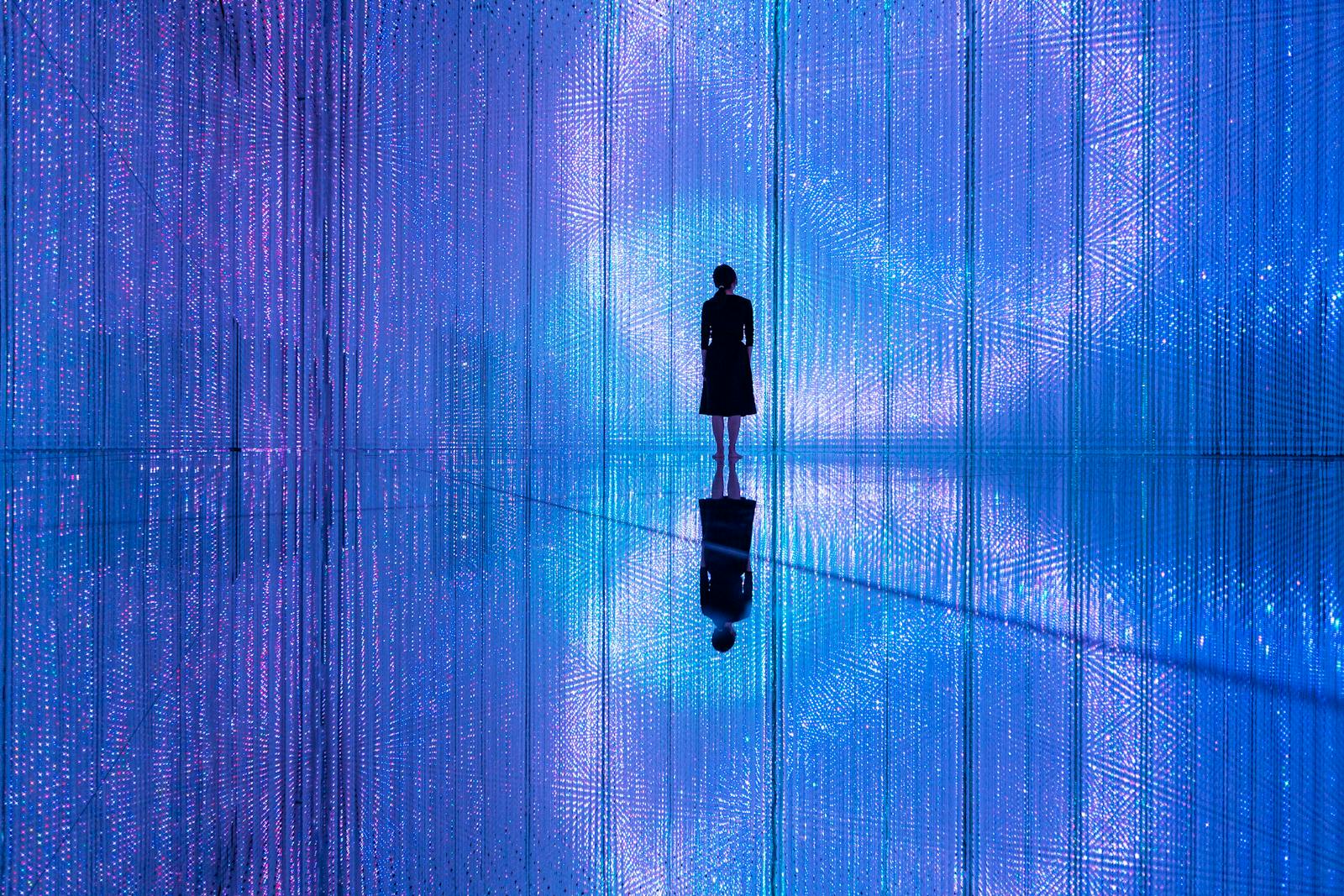 Одинокий силуэт в световом погружении teamLab Planets