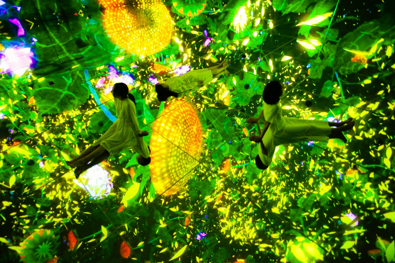 漂浮在teamLab Planets沉浸式装置中的游客