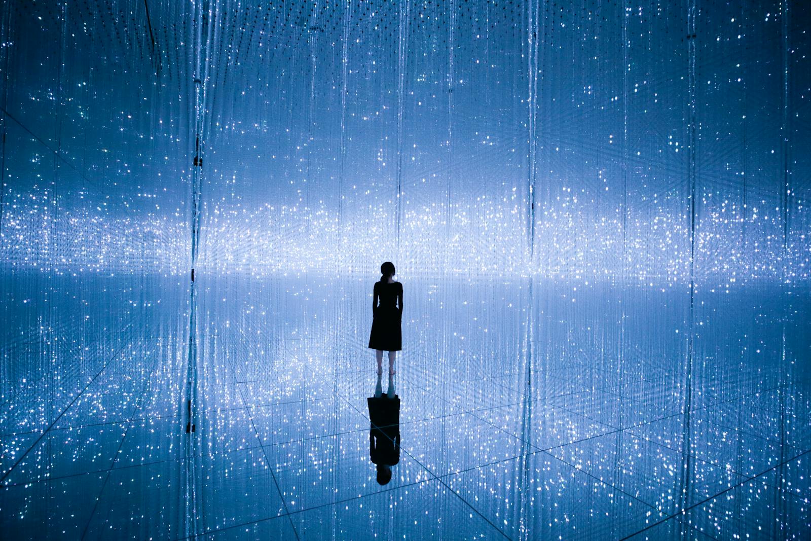teamLab Planets广阔光亮空间中的孤独剪影